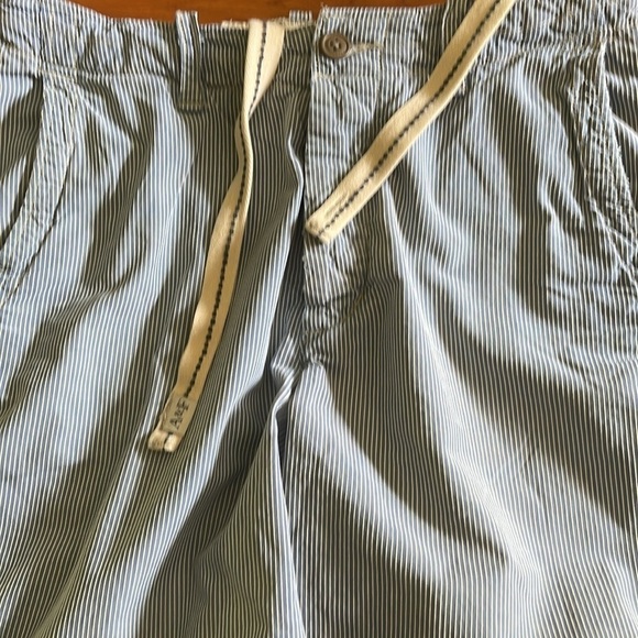 Abercrombie & Fitch Sz 32 button up engineer striped blue/white cotton shorts - Picture 5 of 9